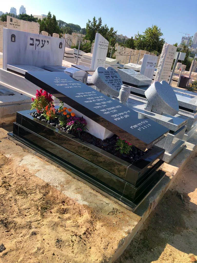 מצבות רעננה - דוגמת מצבה 3